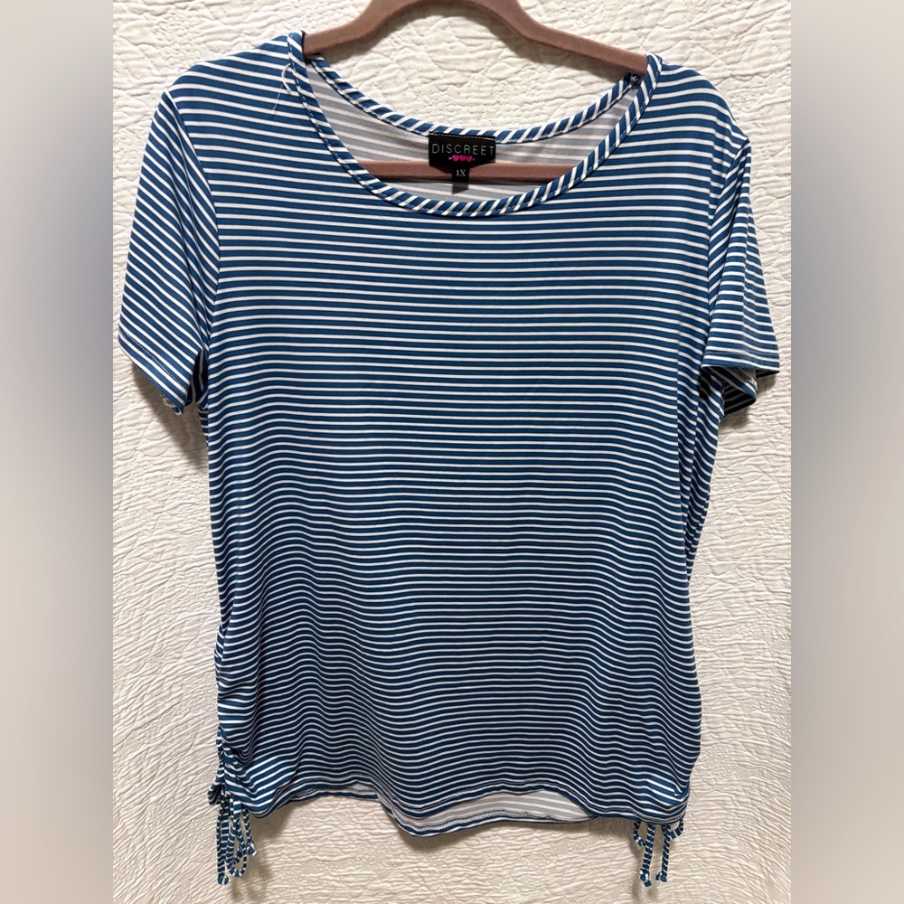 Discreet blue stripe tee with side ties